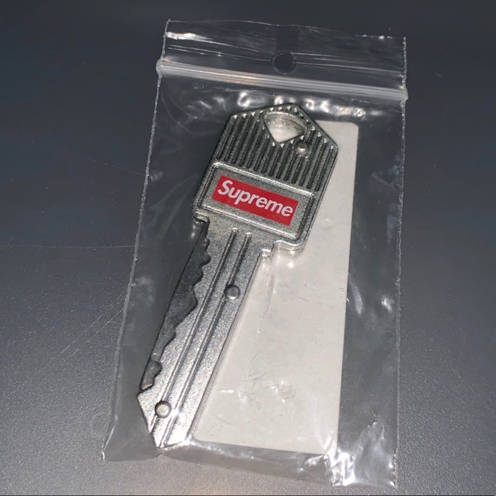 Supreme SS17 Key Knife